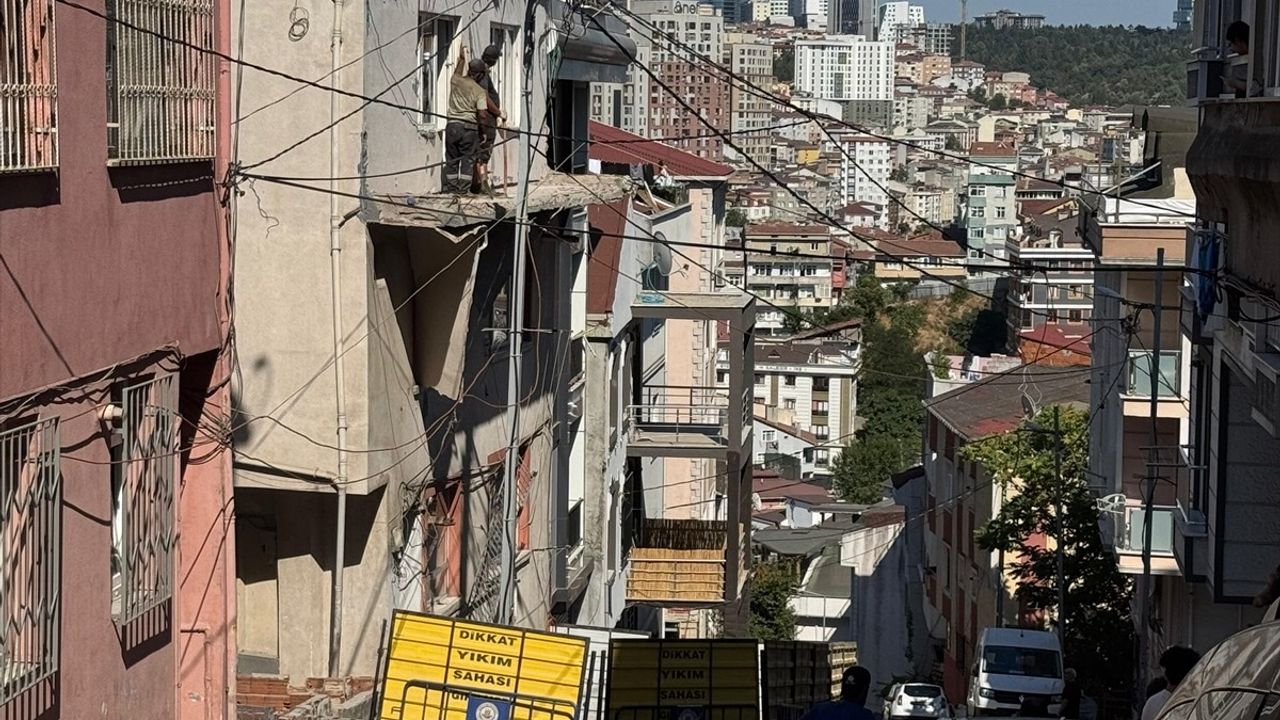 Kağıthane'de Çöken Balkon Nedeniyle Bina Tahliye Edildi