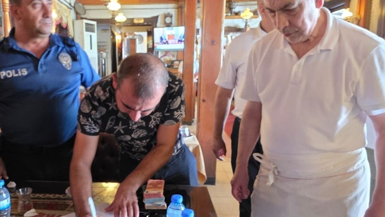 Kahramanmaraş'ta Bulunan Para Dolu Çanta Sahibine Teslim Edildi