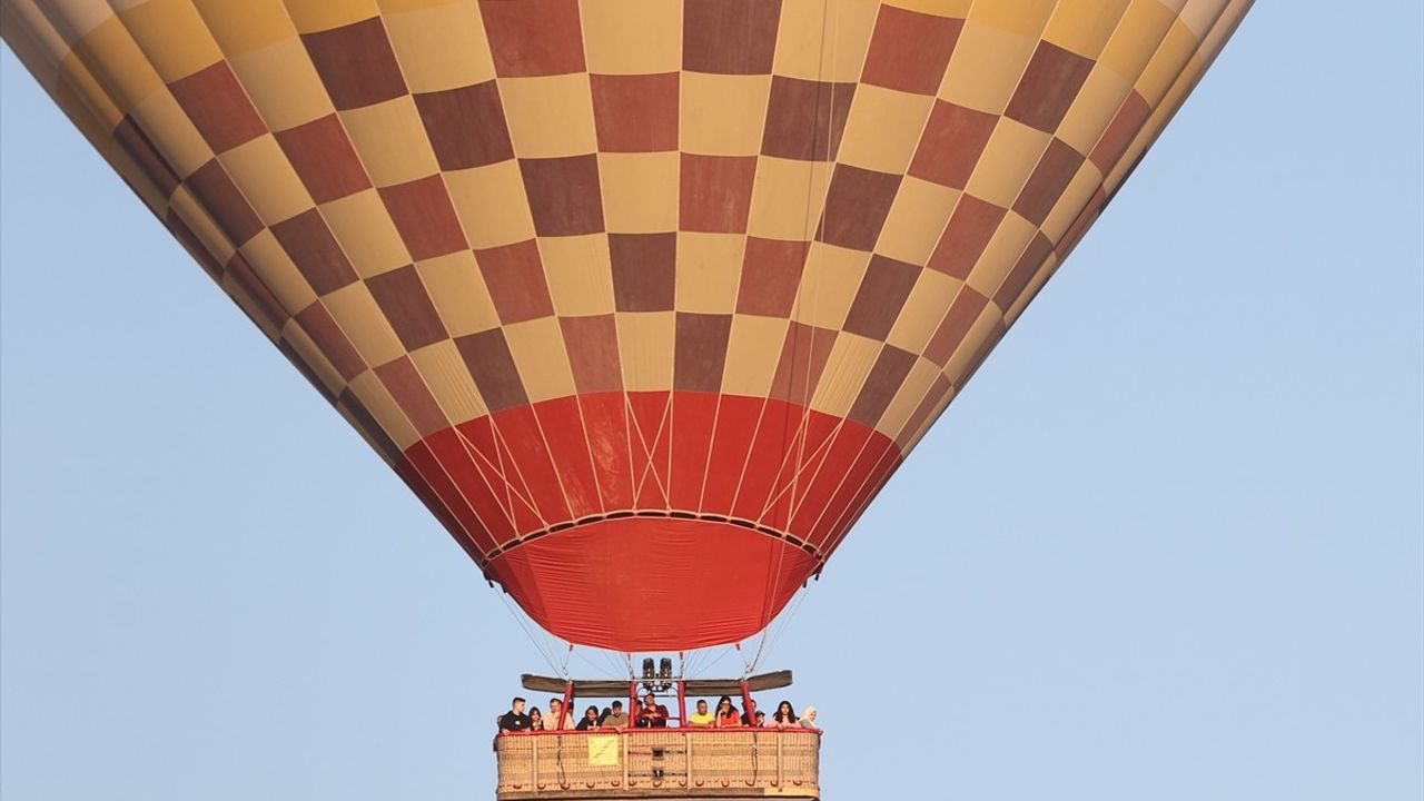Kapadokya'da Yerli ve Yabancı Turistlerin Sıcak Hava Balonu Heyecanı