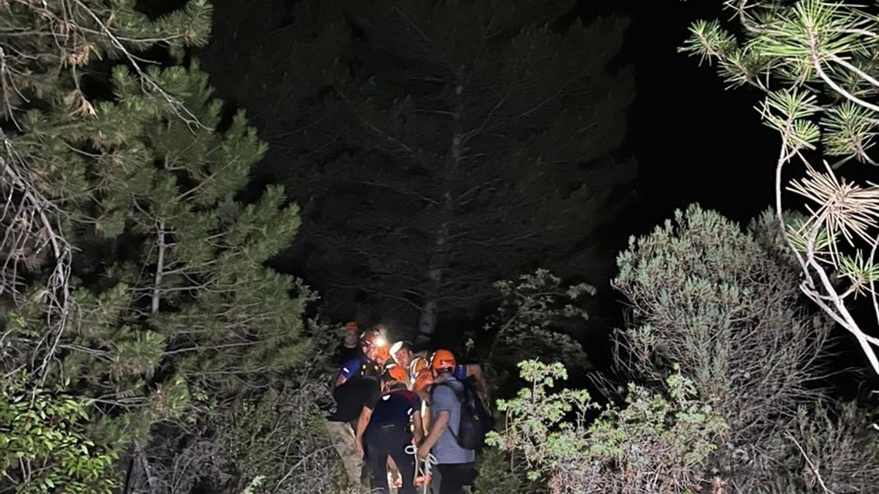 Karabük'te Kayalıktan Düşen Genç Yaralandı