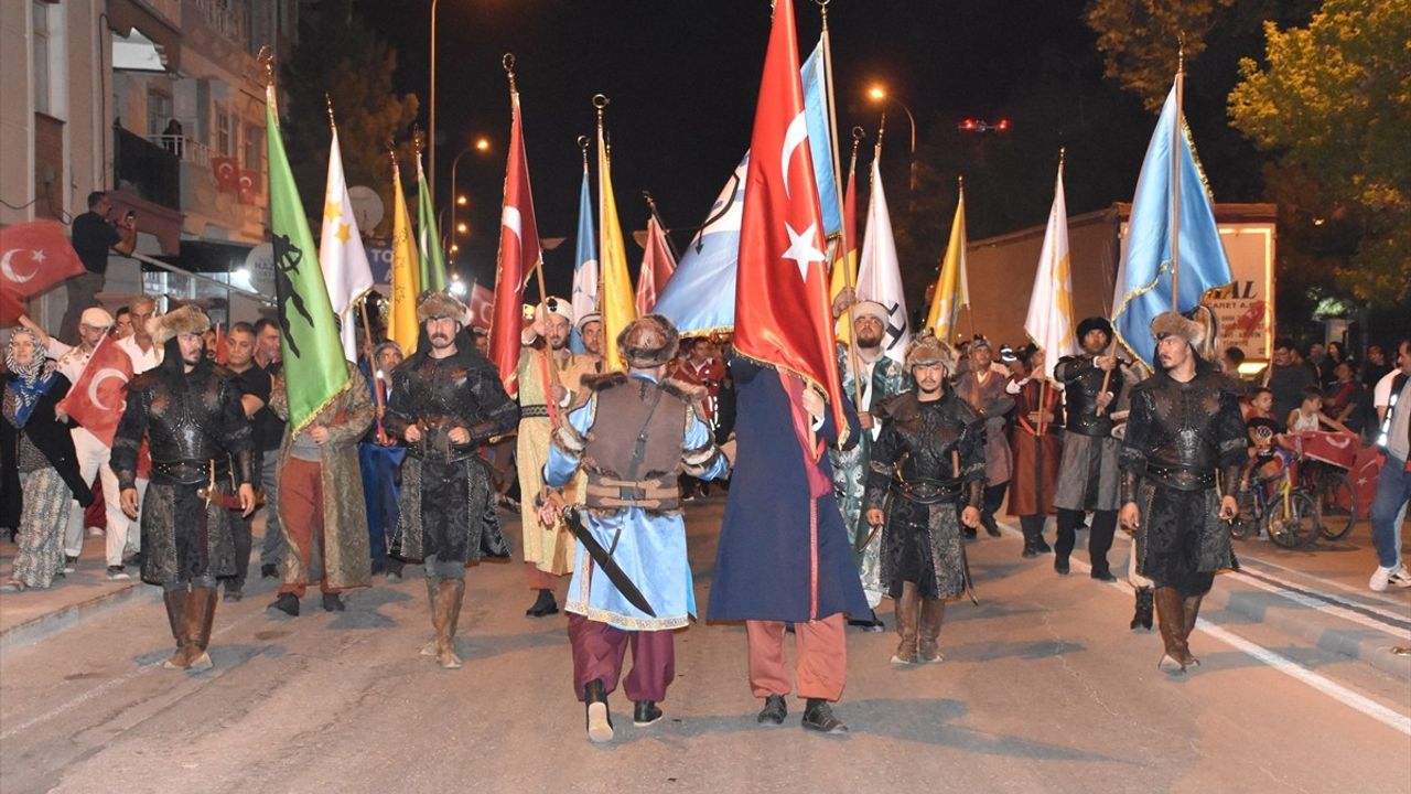 Karaman'da 7. Uluslararası Türk Dünyası Şöleni'nde Yürüyüş Düzenlendi