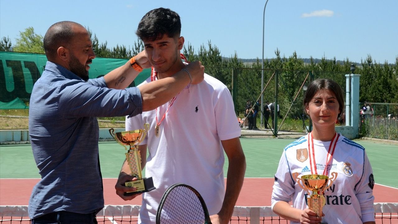 Kars'ta İhtiyaç Sahipleri İçin Geleneksel Tenis Turnuvası Düzenlendi
