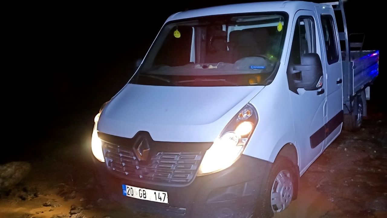 Kars'ta Sel ve Heyelan Nedeniyle 11 Araç Mahsur Kaldı