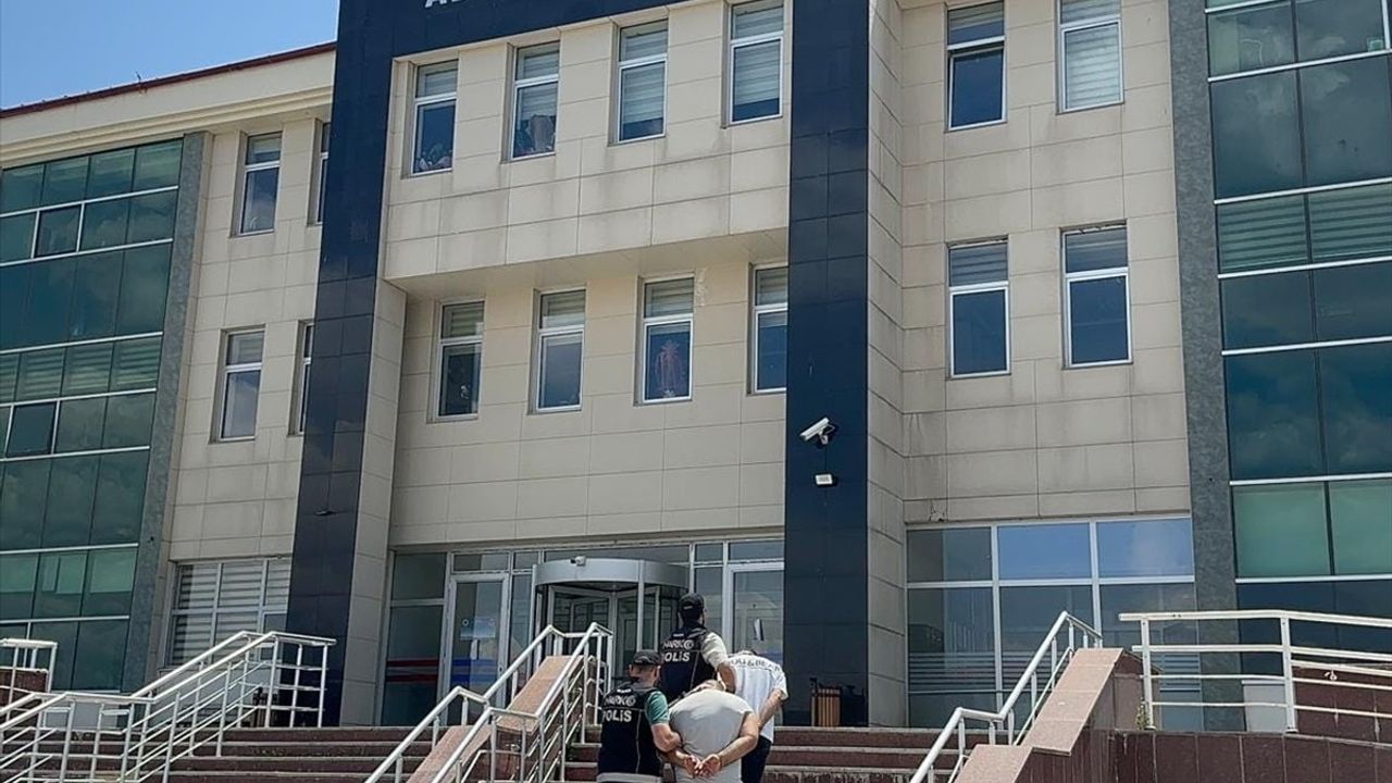 Kars'ta Yolcu Otobüsünde Uyuşturucu İle Yakalanan İki Şahıs Tutuklandı