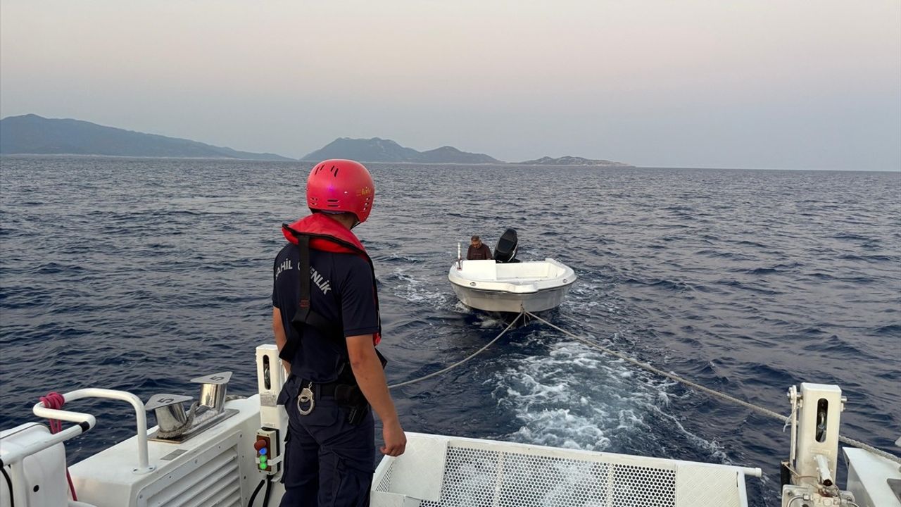 Kaş Açıklarında Sürüklenen Teknedeki Kişi Kurtarıldı