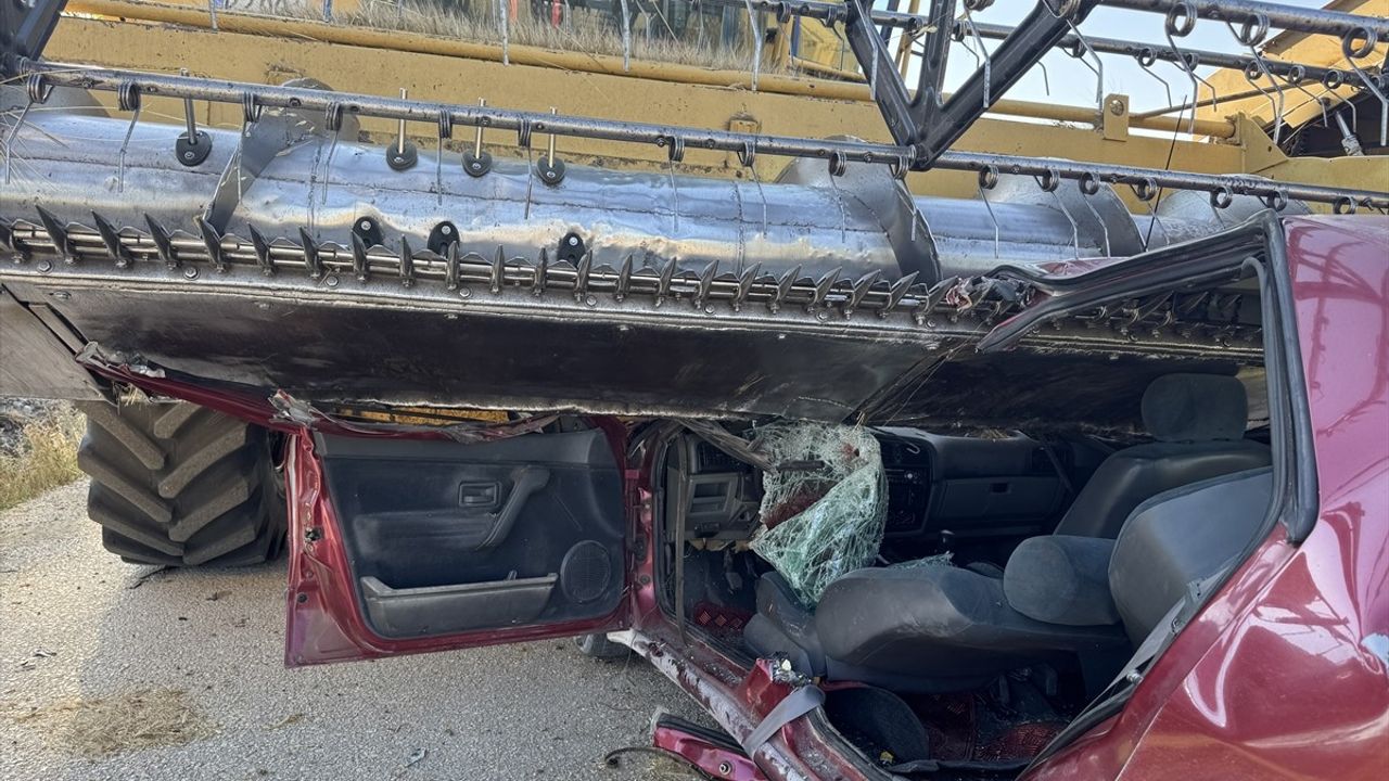 Kastamonu'da Biçerdöver ile Çarpışan Otomobilin Sürücüsü Hayatını Kaybetti