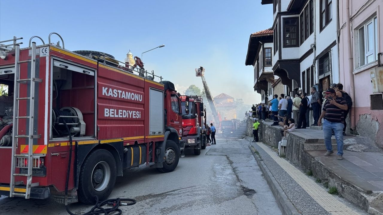 Kastamonu'da Metruk Binada Yangın: Ekipler Olay Yerinde
