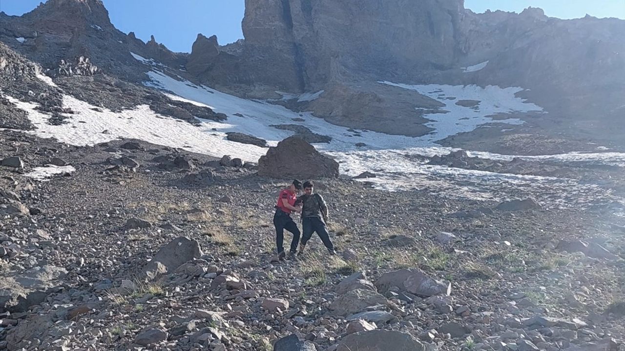 Kayseri'de Erciyes Dağı'nda Mahsur Kalan Dağcı Kurtarıldı