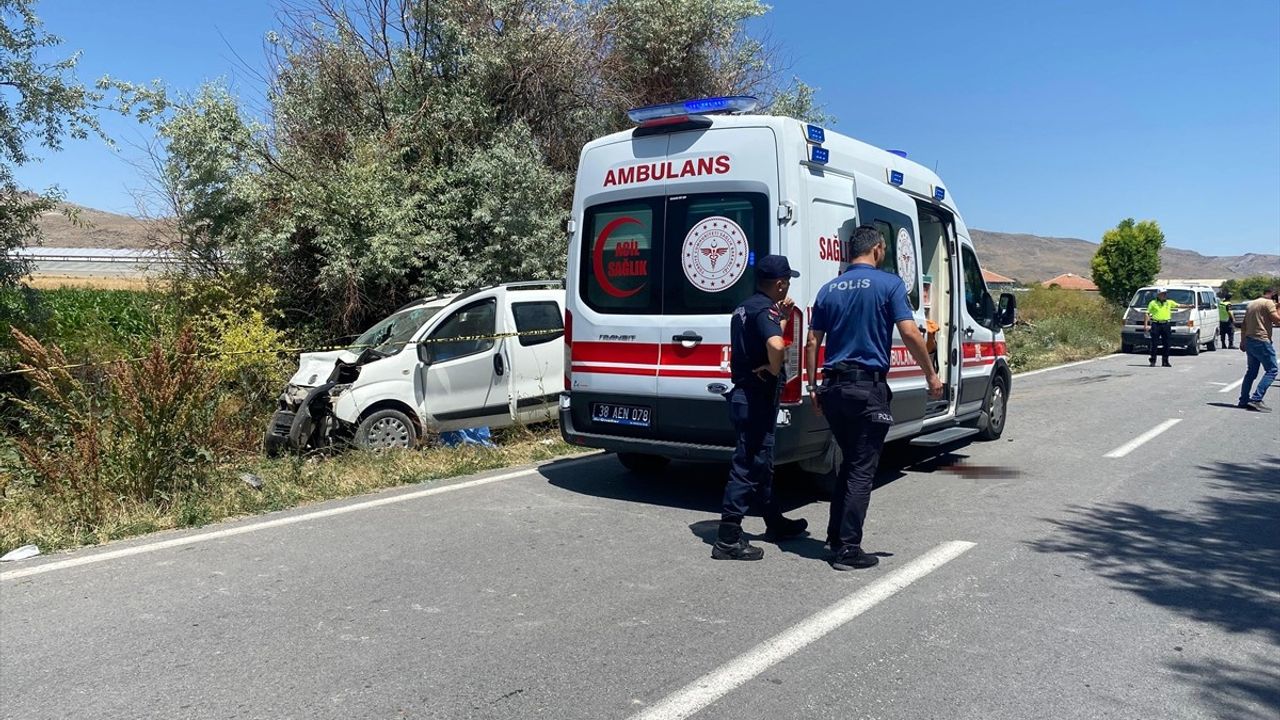 Kayseri'de Hafif Ticari Araç Kazasında 1 Kişi Hayatını Kaybetti, 8 Yaralı