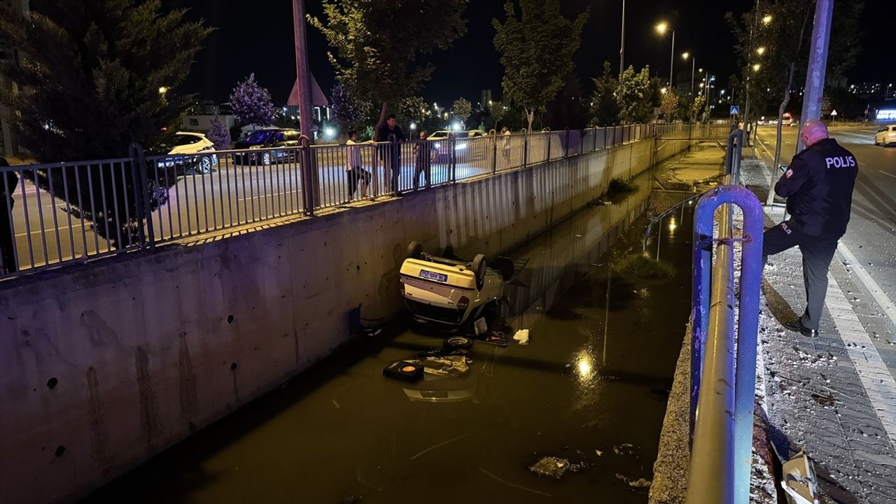 Kayseri'de Kanala Düşen Otomobilin Sürücüsü Yaralandı