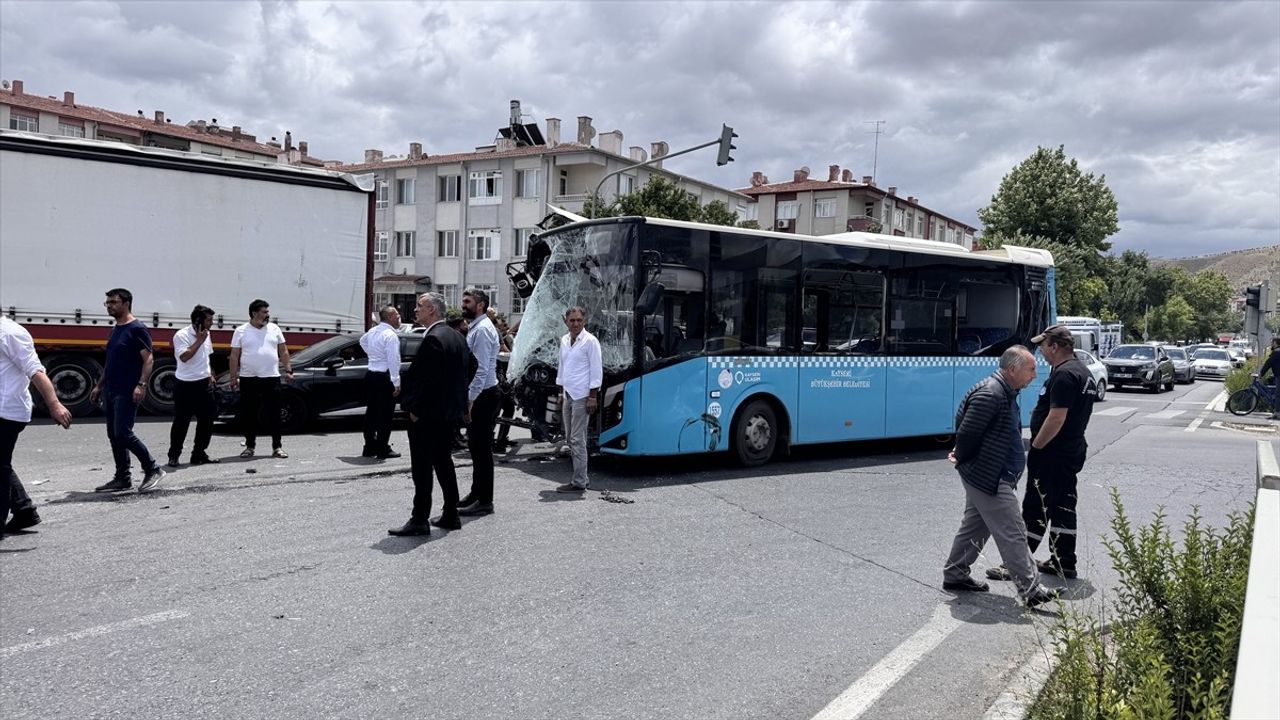 Kayseri'de Tır ile Halk Otobüsü ve SUV Çarpıştı: 8 Yaralı
