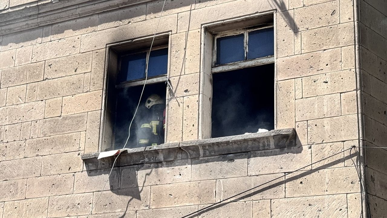 Kayseri'de Yangında Mahsur Kalan 6 Kişi Kurtarıldı