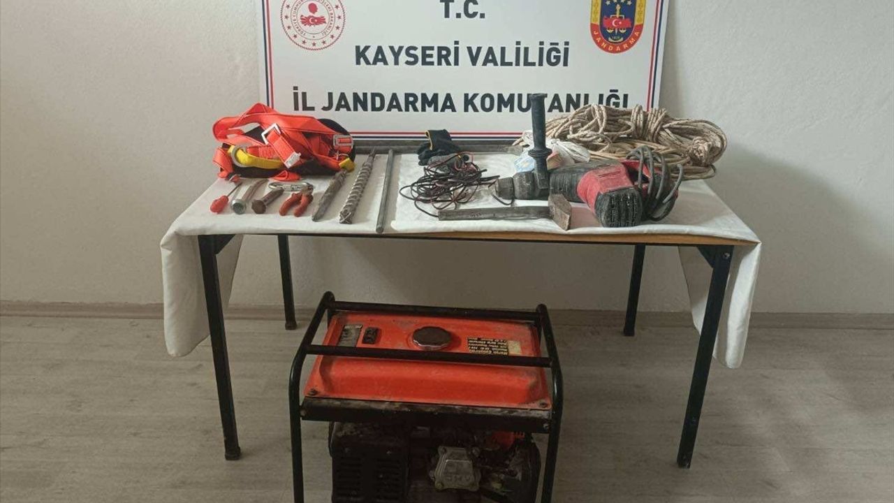 Kayseri'nin Talas İlçesinde İzinsiz Kazı Yapan Üç Şüpheli Yakalandı