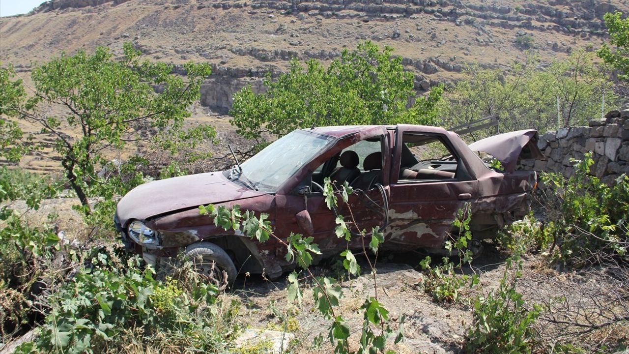 Kayseri Talas'ta Müstakil Eve Düşen Otomobilin Sürücüsü Yaralandı