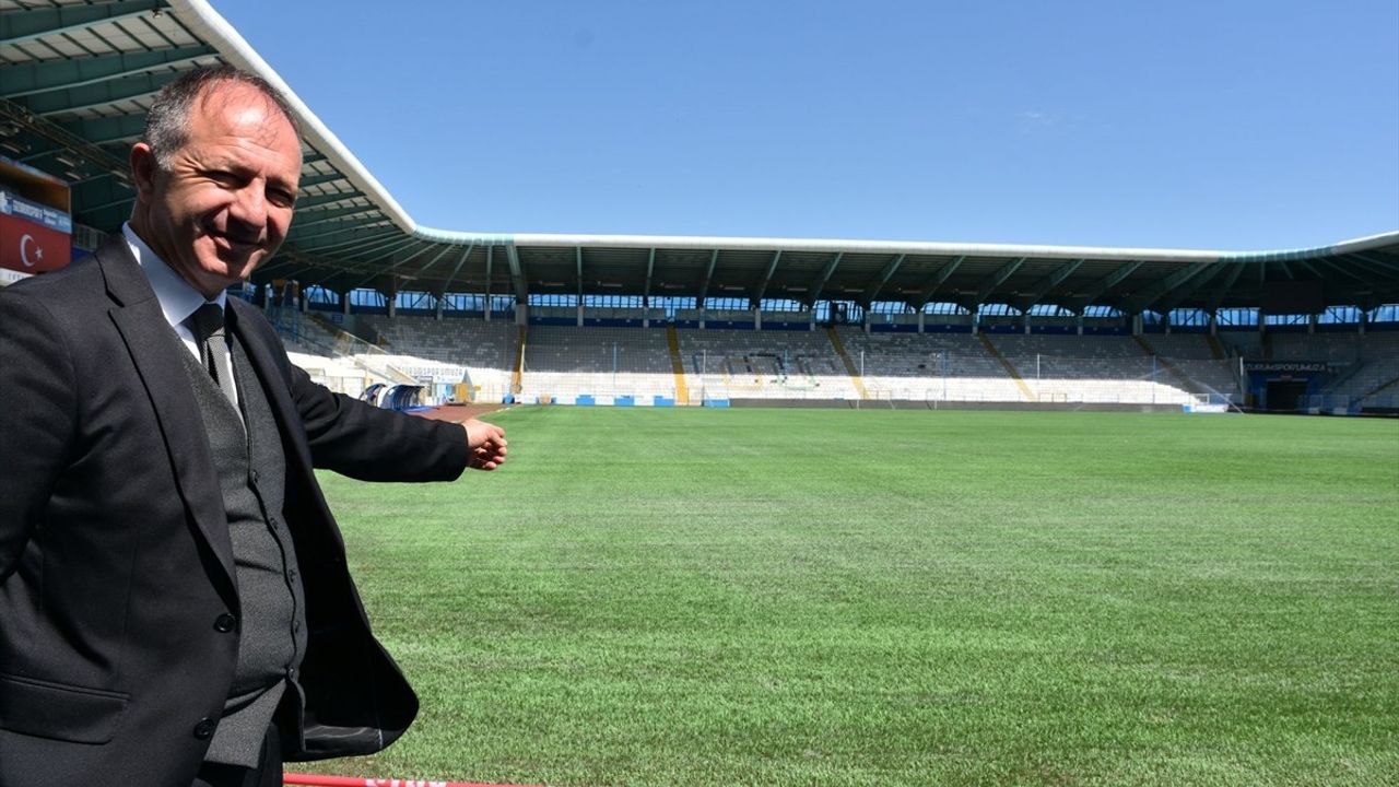 Kazım Karabekir Stadyumu'ndaki Hibrit Çim Çalışmaları Sürüyor