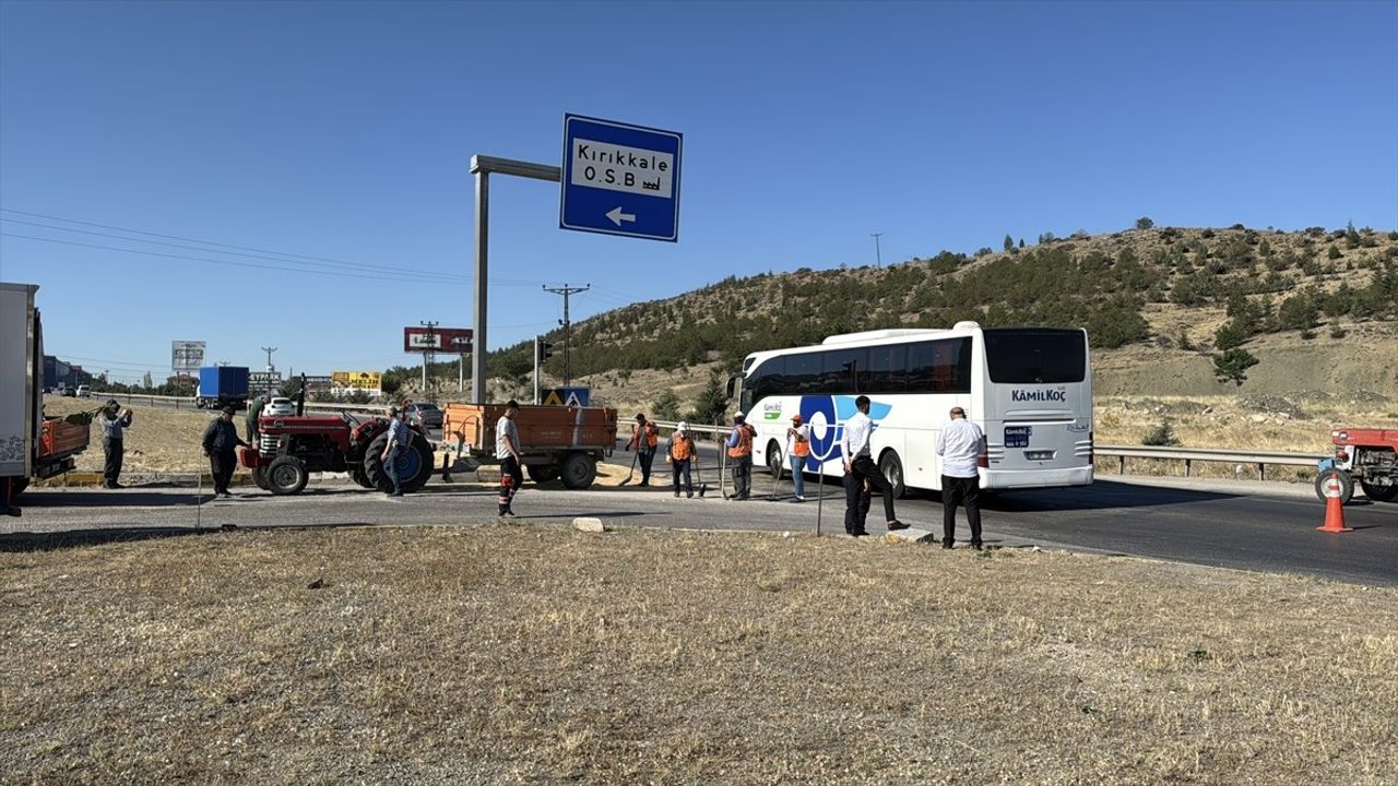 Kırıkkale'de Yolcu Otobüsü ile Traktör Çarpıştı: 4 Yaralı