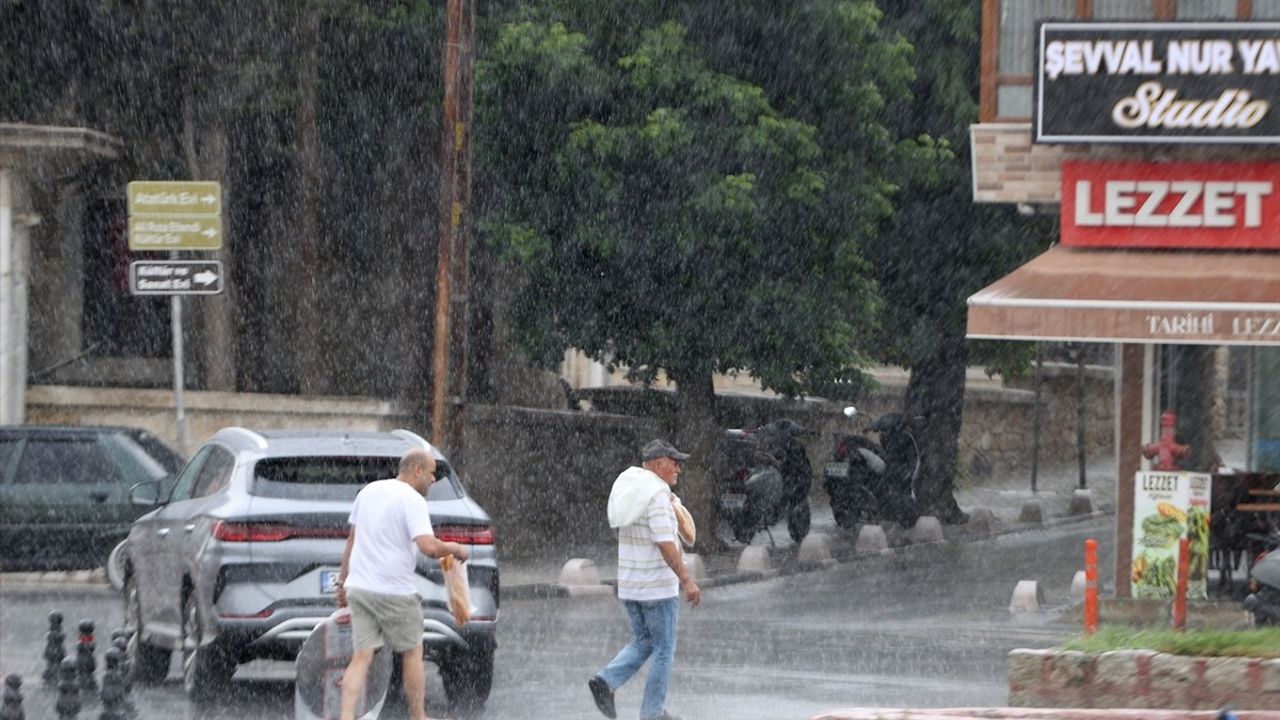 Kırklareli'nde Sağanak Yağış Hava Sıcaklıklarını Düşürdü