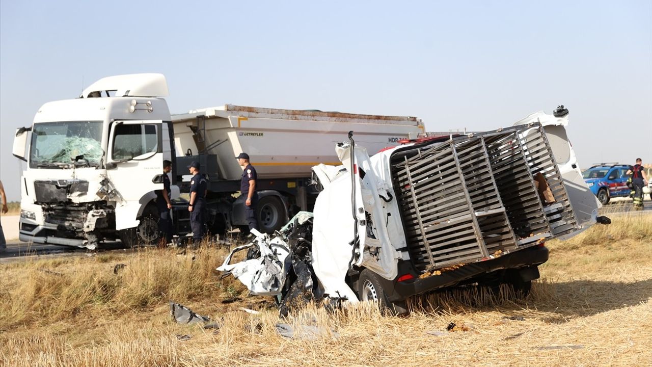 Kırklareli'nde Tır ile Panelvanın Çarpıştığı Kazada Bir Kişi Hayatını Kaybetti