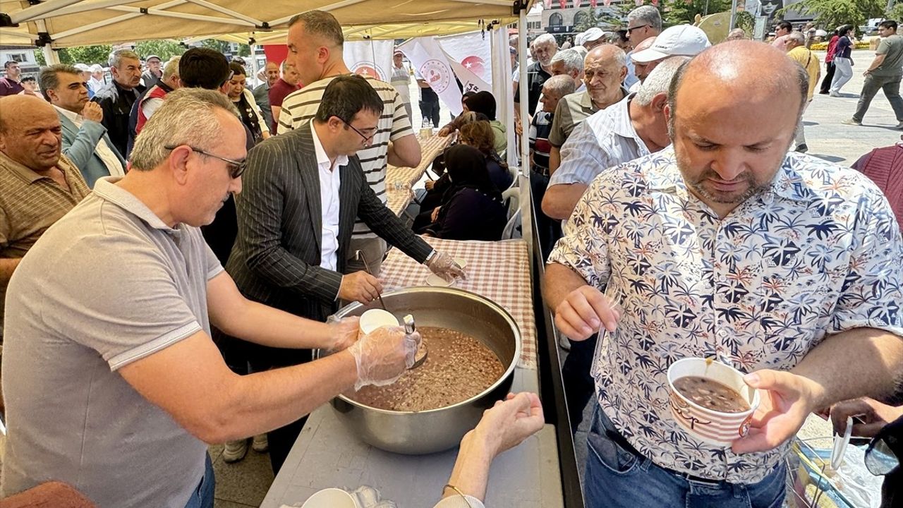 Kırşehir'de Şehit Ailelerine Aşure İkramı Yapıldı