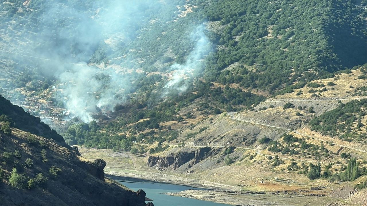Kızılcahamam'da Yangın: 8 Ev Kullanılamaz Hale Geldi