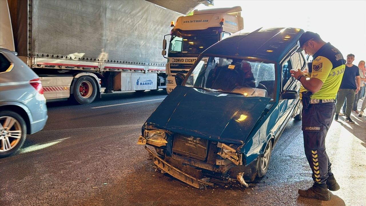 Kocaeli'de Anadolu Otoyolu'nda Zincirleme Trafik Kazası Yaşandı