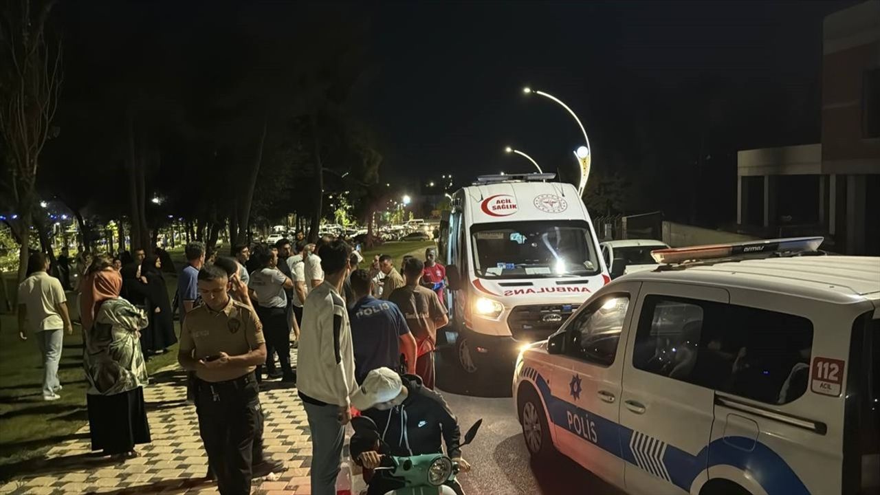 Kocaeli'de Otomobil ve Motosiklet Çarpıştı: 2 Yaralı