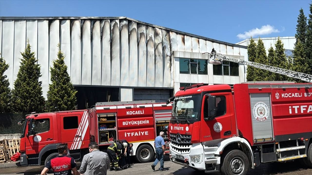 Kocaeli'de Plastik Fabrikasında Çıkan Yangın Kontrol Altına Alındı
