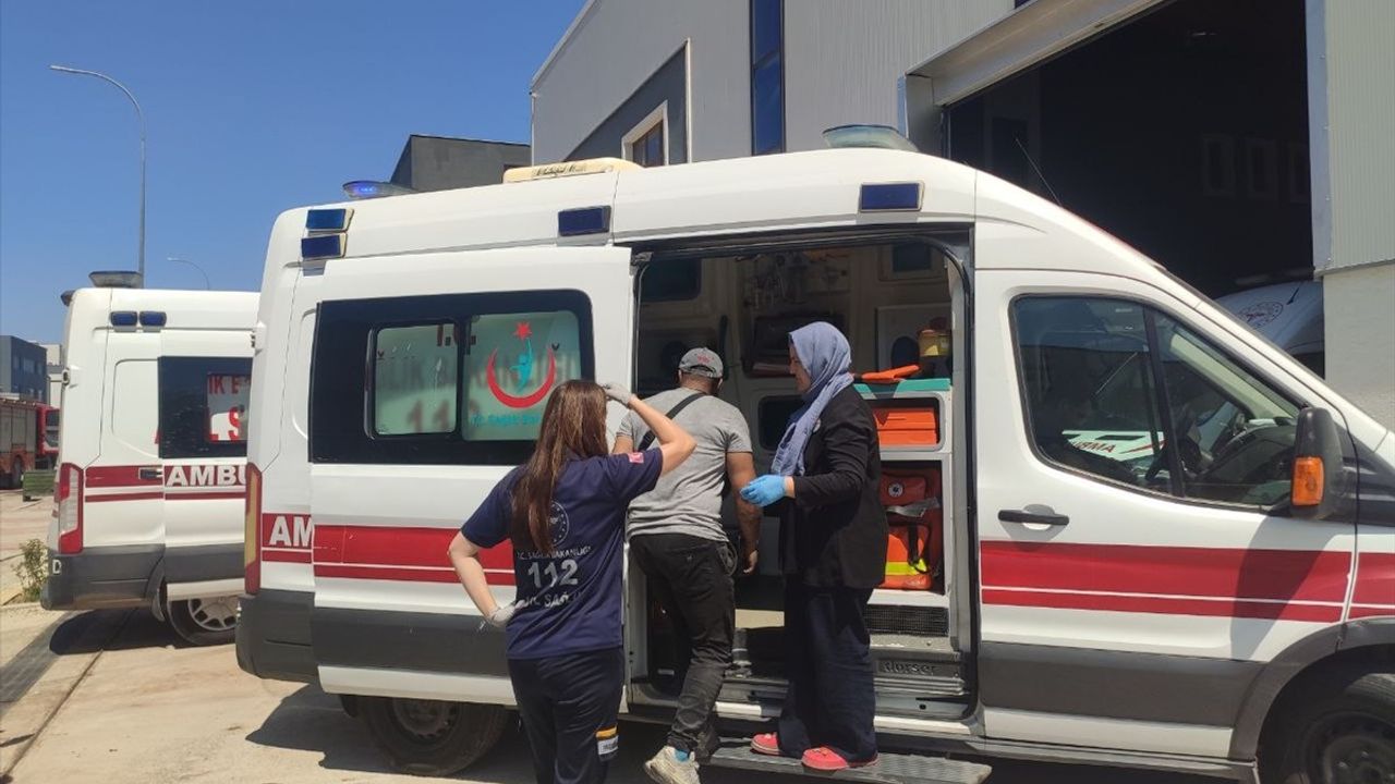 Kocaeli Dilovası'ndaki Fabrikada Yangın: 5 İşçi Hastaneye Kaldırıldı