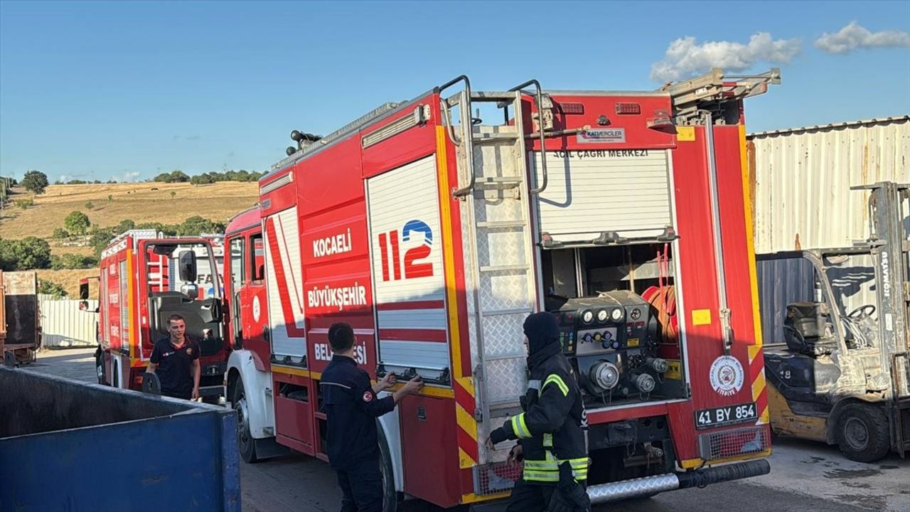 Kocaeli Gebze'deki Geri Dönüşüm Tesisinde Yangın Kontrol Altına Alındı