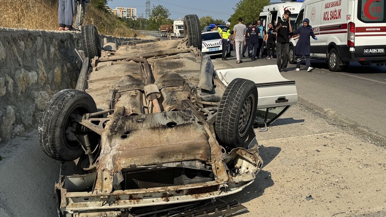 Kocaeli İzmit'te Otomobil Devrildi: 4 Yaralı