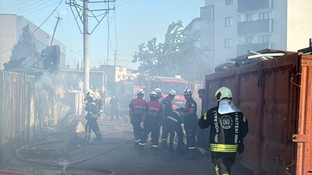 Kocaeli'nin Darıca ilçesinde hurda deposu ve plastik kalıp atölyesinde yangın çıktı