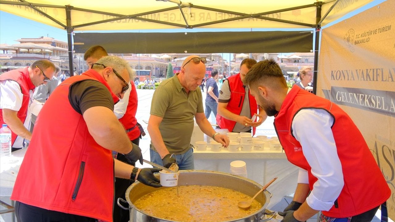 Konya, Aksaray ve Karaman'da Aşure Dağıtımı Gerçekleşti
