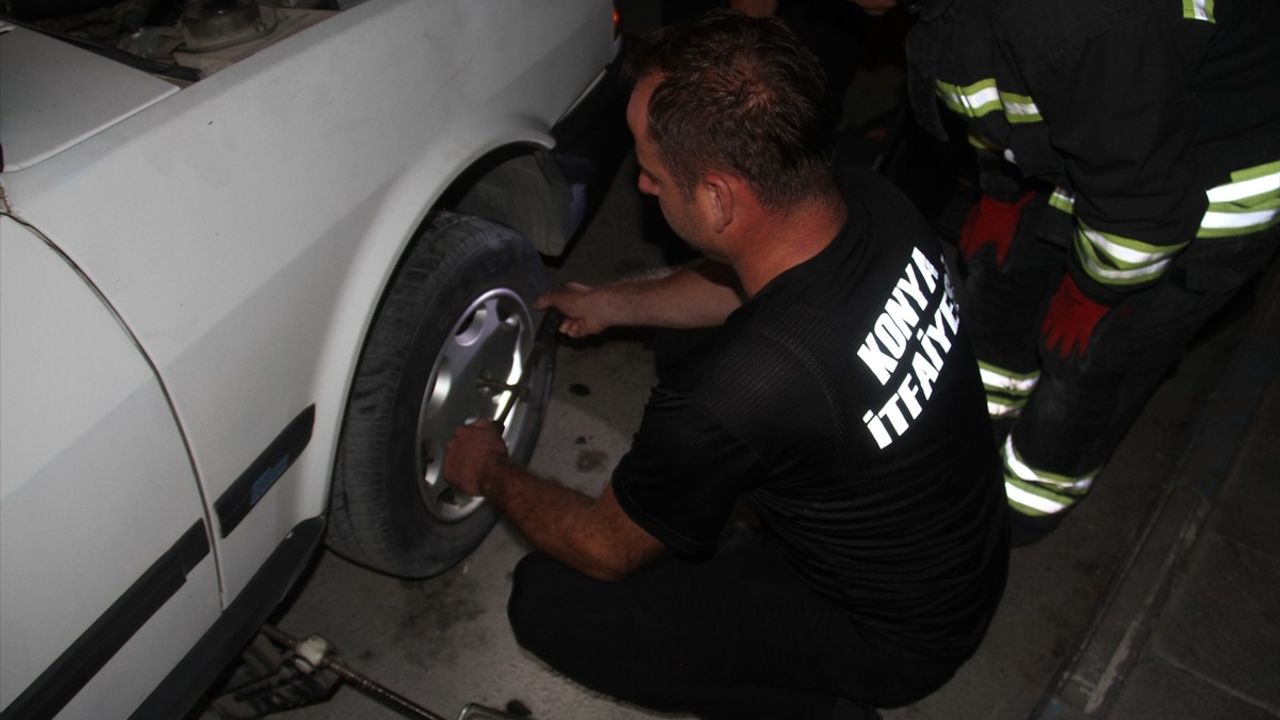 Konya'da Park Halindeki Otomobilin Jantına Giren Yılan İtfaiye Tarafından Kurtarıldı