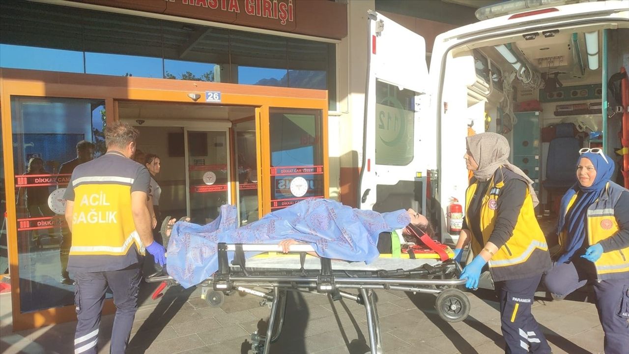 Konya'da Şarampole Devrilen Otomobilde 4 Kişi Yaralandı