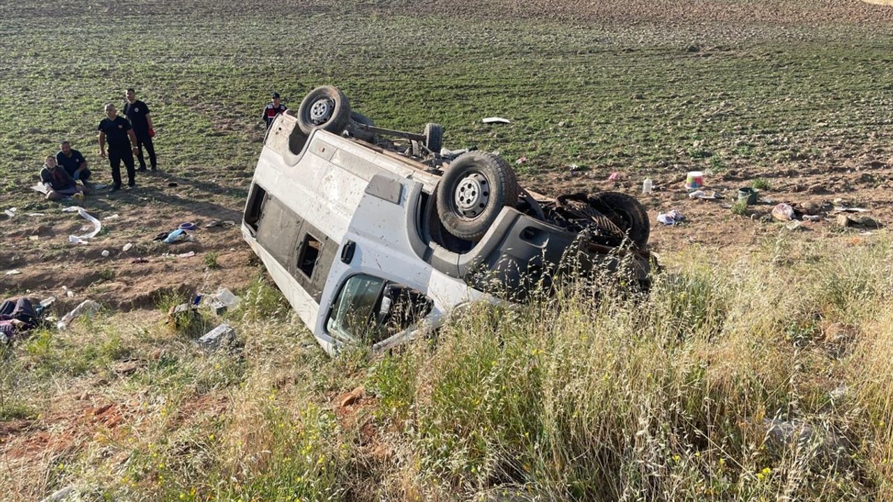 Konya'da Tarım İşçilerini Taşıyan Minibüs Devrildi: 15 Yaralı