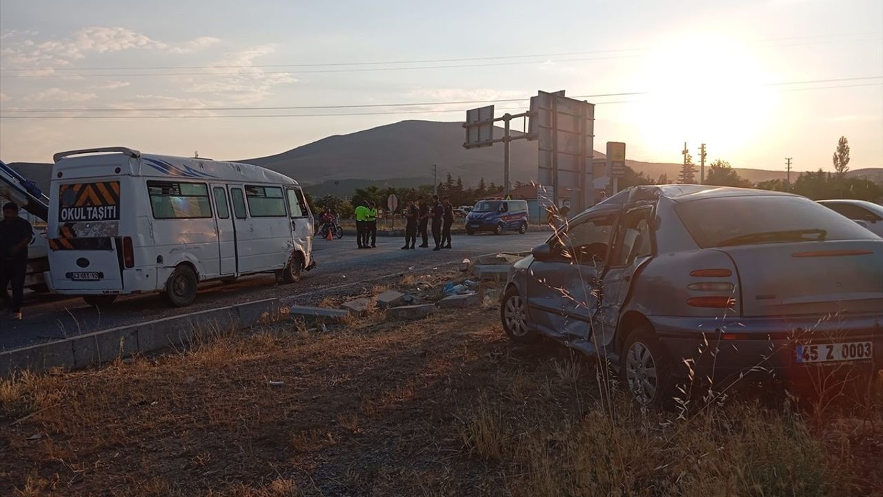 Konya'da Tarım İşçilerini Taşıyan Minibüs ile Otomobil Çarpıştı: 16 Yaralı
