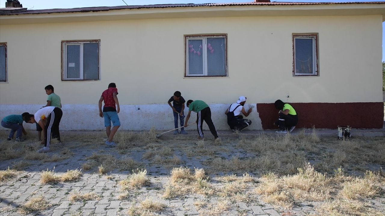 Konyalı Beden Eğitimi Öğretmeni Ömer Aslan, Kitap Gelirleriyle Köy Okullarını Yeniliyor