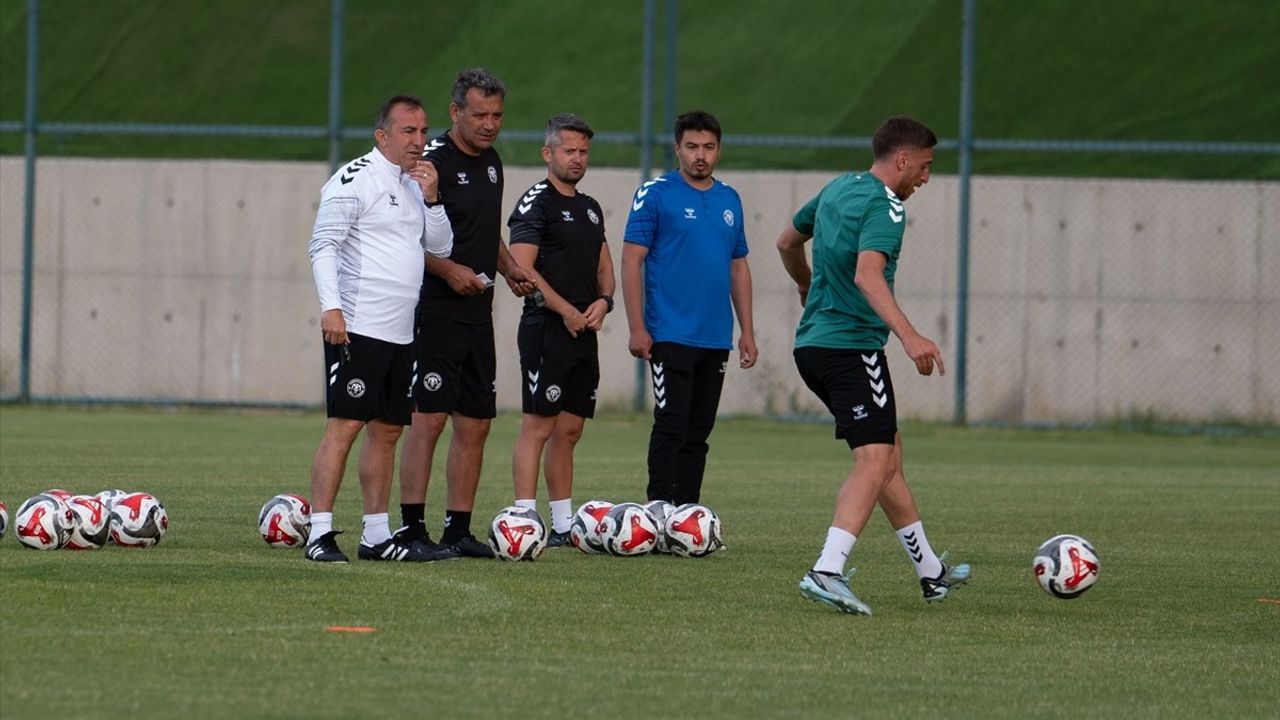 Konyaspor, Yeni Sezona Takım Yapısını Koruyarak Girecek