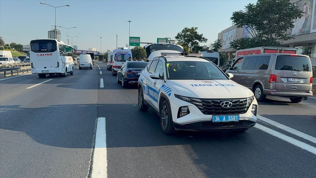 Küçükçekmece'de Otomobil Motosiklete Çarptı: 1 Yaralı