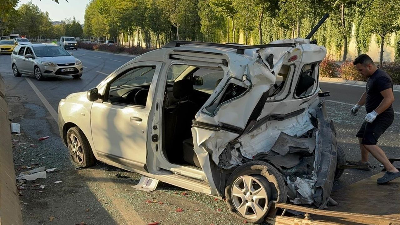 Küçükçekmece'de Trafik Kazası: 4 Yaralı