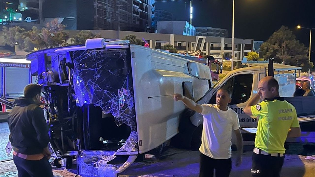 Kuşadası'nda Devrilen Midibüste 3 Yabancı Turist Yaralandı