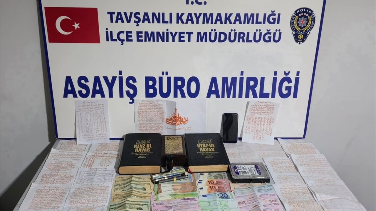 Kütahya'da Büyücülük Yoluyla Dolandırıcılık Yapan 5 Şüpheli Tutuklandı