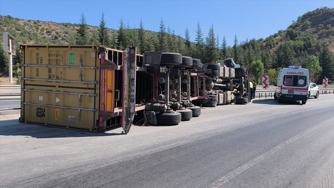 Kütahya'da Devriyesine Uygun Olmayan Tırda Sürücü Yaralandı