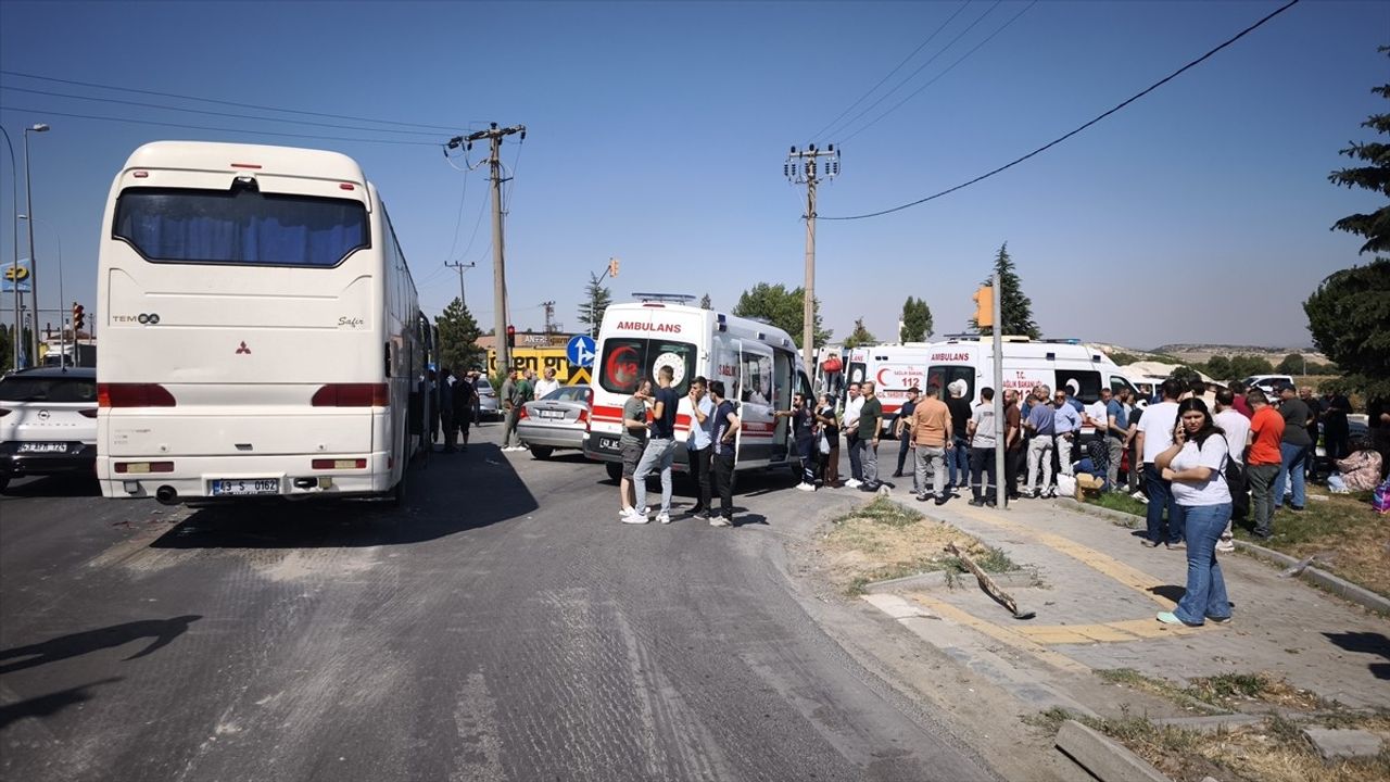 Kütahya'da LPG Yüklü Tankerle Çarpışan Servis Otobüsünde 35 Yaralı