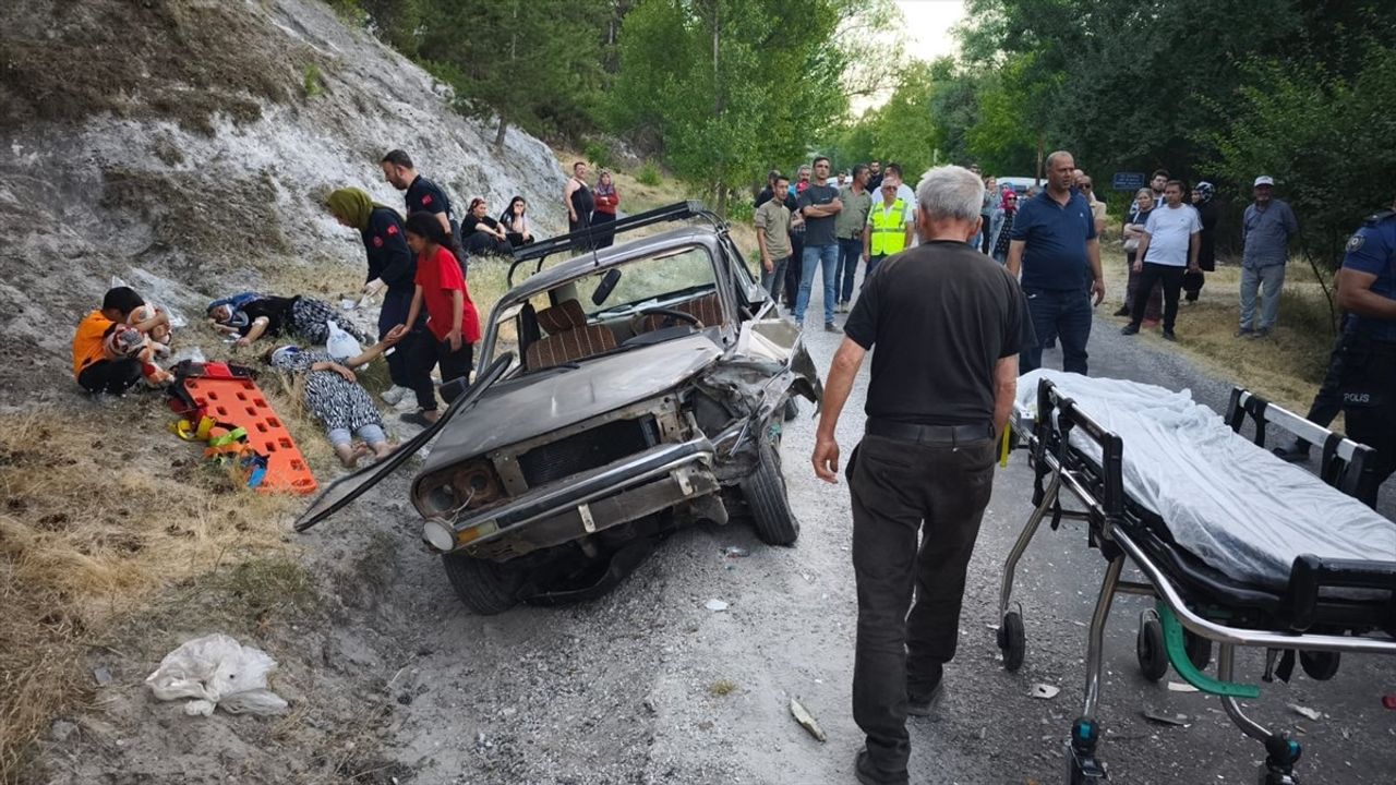 Kütahya'da Otomobillerin Çarpışması: 5 Yaralı