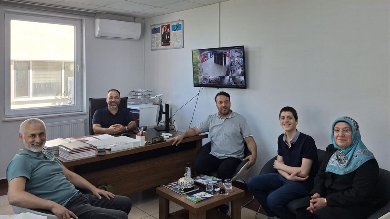 LGS Birincisi Ömer Nadi Yılmaz, 100 Bin TL'lik Başarı Ödülünü Yetim Vakfı'na Bağışladı