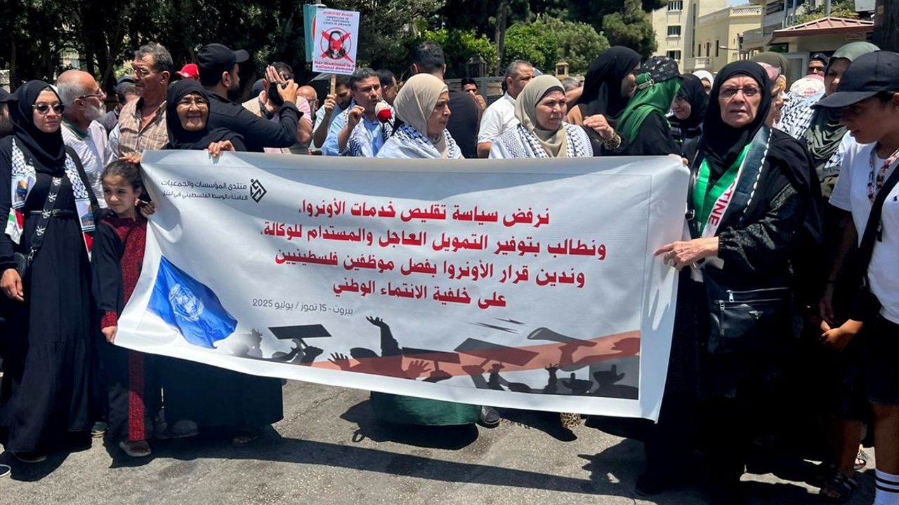 Lübnan'daki Filistinliler, UNRWA'nın Hizmet Kesintilerini Protesto Etti