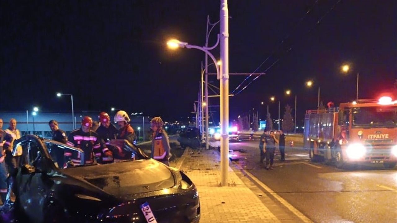 Malatya'da Direğe Çarpan Otomobilde 2 Kişi Hayatını Kaybetti