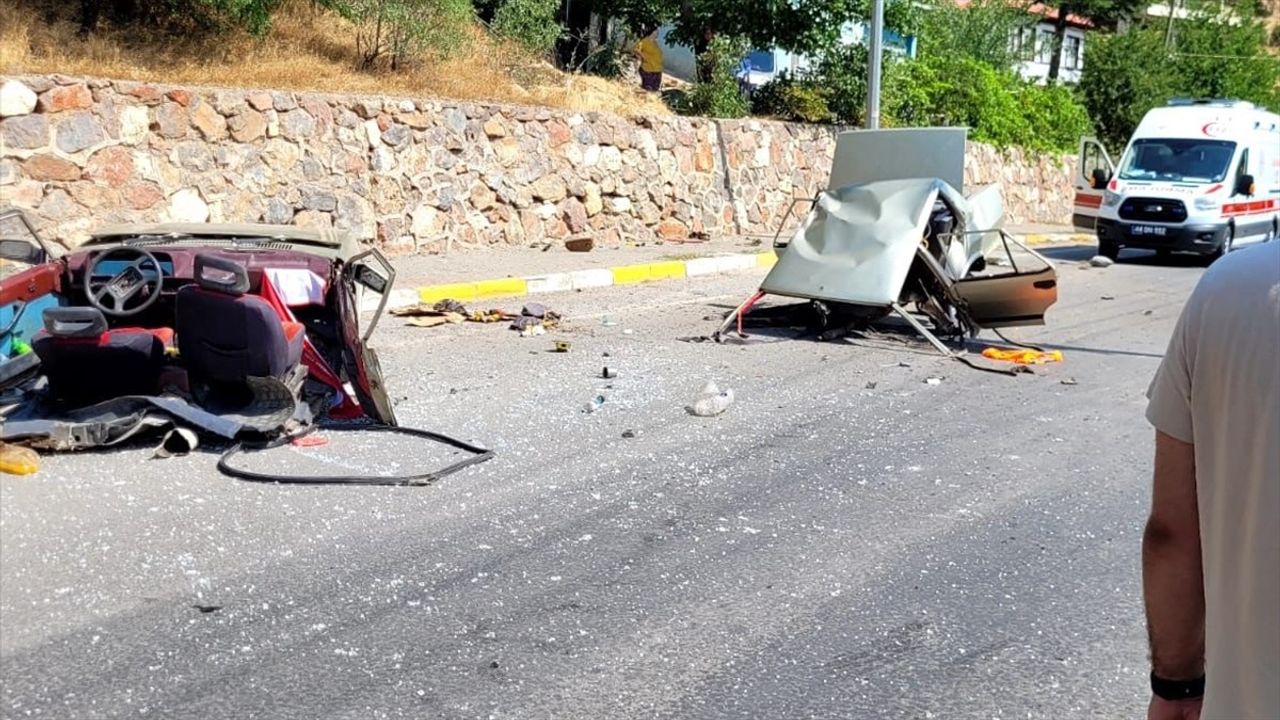 Malatya'da Elektrik Direğine Çarpan Araç İkiye Ayrıldı, Sürücü Ağır Yaralandı