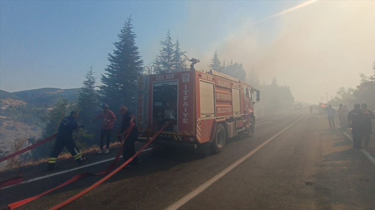Malatya'nın Pütürge ve Doğanyol İlçelerinde Orman Yangınlarına Müdahale Ediliyor